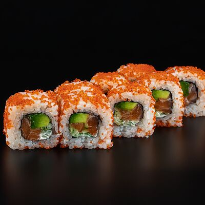 Калифорния с лососем в Sushi Studio по цене 549 ₽