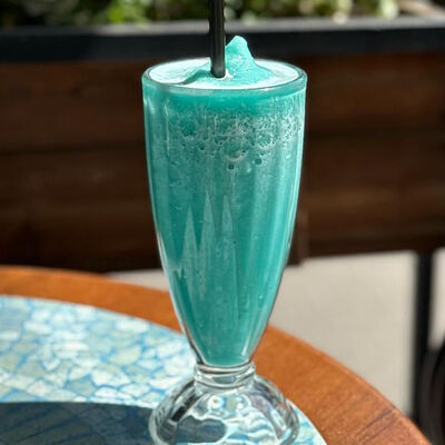 Смузи Голубые Гавайи в Mon Baton по цене 460 ₽