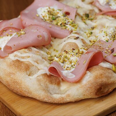 Пицца римская Мортаделла со страчателлой в Pizza Roma по цене 980 ₽