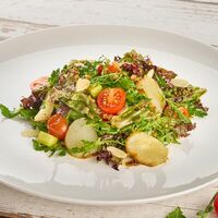 Салат с гребешком и руколой в Mr. Crabs