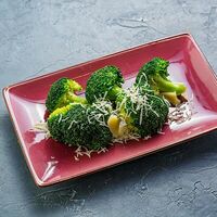 Брокколи отварная с сыром пармезан в Ресторан Бигджо