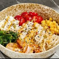 Боул с креветками, чукой, кукурузой и черри в Гастробар DOM