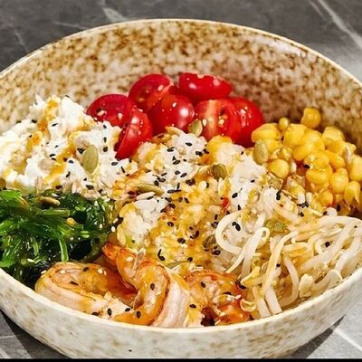 Боул с креветками, чукой, кукурузой и черри в Гастробар DOM по цене 650