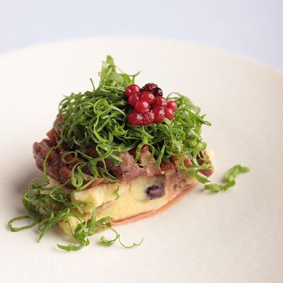 Утиная грудка с картофельным пюре в Бурбон по цене 920 ₽