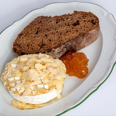 Запеченный камамбер в Lilian's cafe по цене 780 ₽