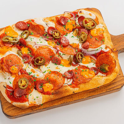 Пицца с халапеньо и охотничьими колбасками 30см в Morricone pizza & wine по цене 790 ₽