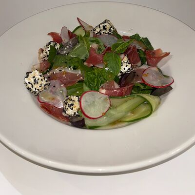Салат с копченой утиной грудкой в Резиденция королей по цене 840 ₽