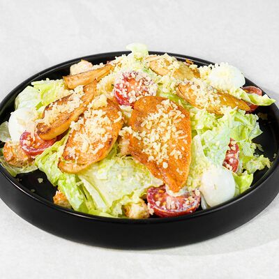 Салат Цезарь с курицей в Черный рис по цене 590 ₽