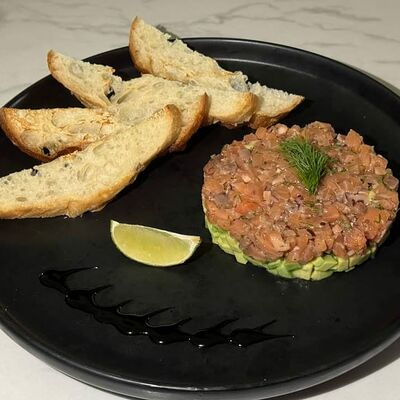 Тартар из лосося c авокадо в Kaif Lounge по цене 950 ₽