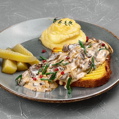 Бефстроганов из телятины с картофельным пюре в Корчма по цене 540