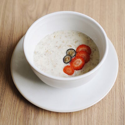 Каша овсяная со свежими ягодами на молоке в Сыроварня по цене 300 ₽