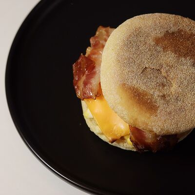 Маффин с беконом, яйцом и сыром в Рановский Рест по цене 320 ₽