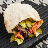Пита с кебабом из говядины и овощами в Лебовски Пицца и Боулинг