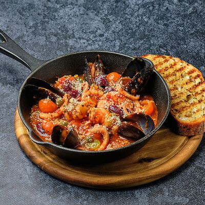 Соте с морепродуктами в томатном соусе в Mesto Sushi & Grill по цене 870