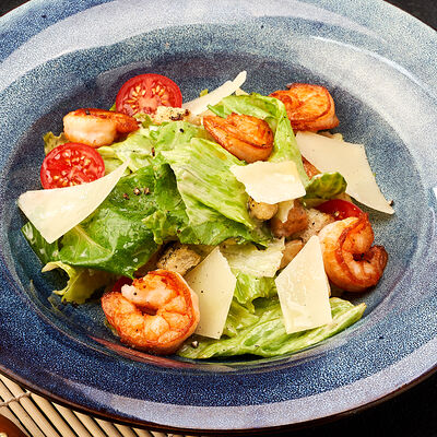 Цезарь с креветками в Mojo по цене 560