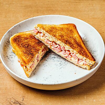 Сэндвич с ветчиной, сыром и помидорами в Nel tempo по цене 510 ₽