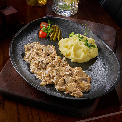 Бефстроганов с картофельным пюре в Маради по цене 1005 ₽