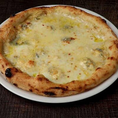 Пицца Четыре сыра в Dacha restaurant по цене 1060 ₽