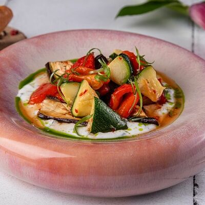 Печеные овощи в соусе дзадзыки в Mandarinka Restaurant & Bar по цене 290 ₽