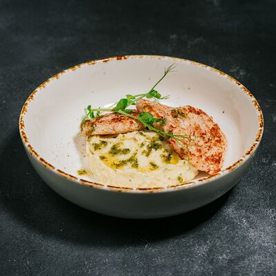 Котлеты из краба и креветки с картофельным пюре и песто в Японский Двор по цене 620 ₽