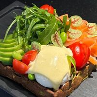 Бельгийская вафля со шпинатом, руколой, лососем и яйцом пашот в Encore cafe