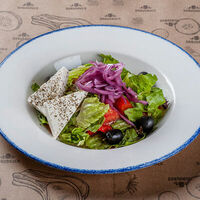 Салат Греческий с нежным сыром фета в Braubauer