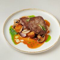 Медальоны бургиньон в Buana cafe