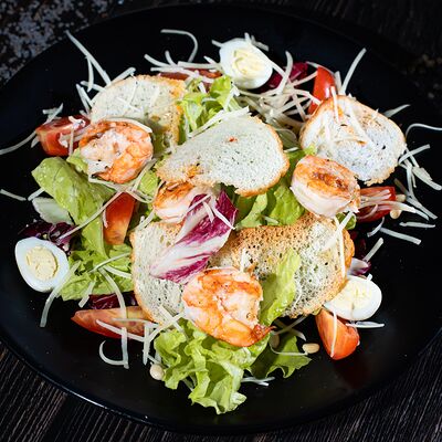 Салат Цезарь с креветками в УГОЛЬ&МЯСО по цене 680 ₽