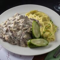 Бефстроганов из телятины с грибами и картофельным пюре в Ландринъ