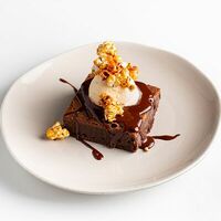 Фантастический брауни со сливками Epic chocolate brownie в Matteos