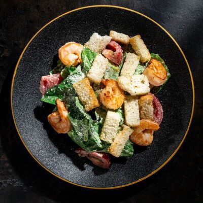 Цезарь с тигровыми креветками в Tangiers Lounge по цене 850 ₽