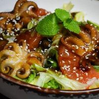 Тёплый салат с осьминожками терияки в Diamonds