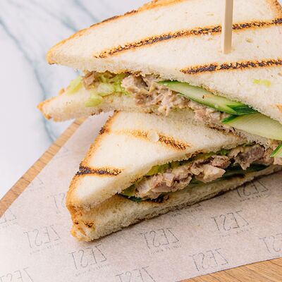 Сэндвич с уткой в Zest Coffee & Wine по цене 370 ₽