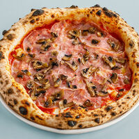 Пицца с ветчиной и грибами в Терраса