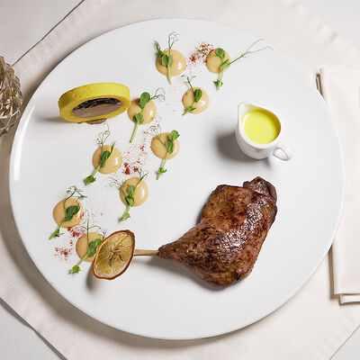 Утиная ножка конфи с апельсиновым соусом в Абрамовъ по цене 1600 ₽