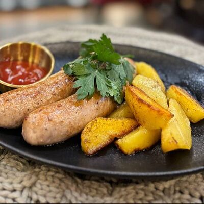 Жареные колбаски с картофелем в Кейк Оклок по цене 665 ₽