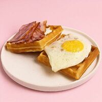 Вафли с беконом и яйцом в Flat coffee