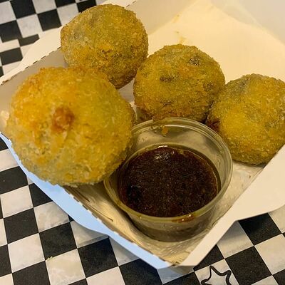 Крокеты с томлёными говяжьими щёчками в Pivbar по цене 390 ₽