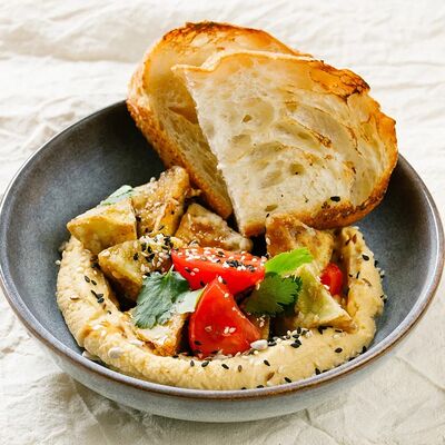 Хумус с хрустящими баклажанами и томатами в Гости по цене 390 ₽