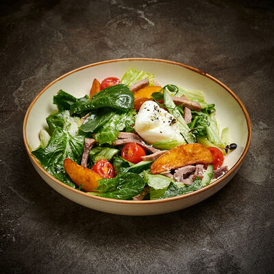 Салат с языком, картофельными дольками и яйцом пашот в Корчма по цене 640