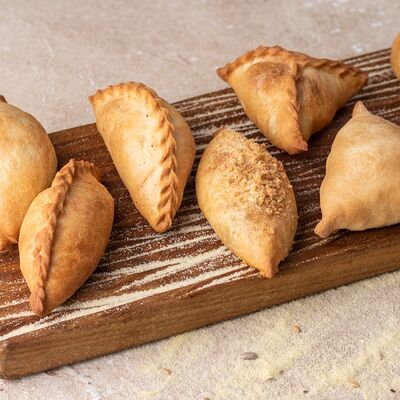 Пирожок с зелёным луком в Русская усадьба по цене 85 ₽