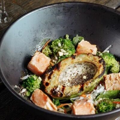 Зеленый салат с лососем в Потроха по цене 649