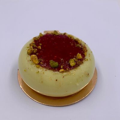 Пирожное Фисташка-малина в Волконский по цене 665 ₽