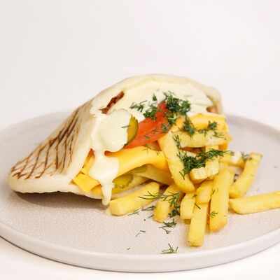 Гиро сырныйв Шаурма Island по цене 415 ₽