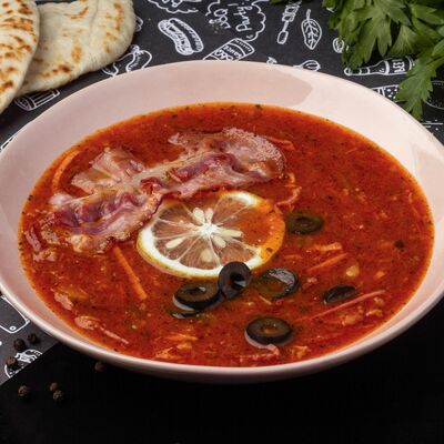 Солянка мясная сборная со сметаной в Премьера по цене 590 ₽