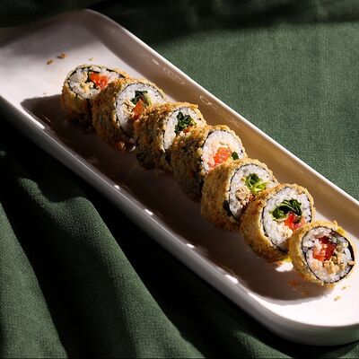 Темпура-ролл с печеным перцем, томатами и тофу с авокадо-майонезом в Кукумбер по цене 660