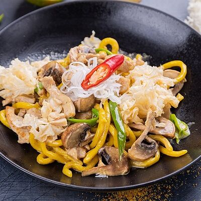 Удон чикен с кораллом и карри в SushiDays по цене 319 ₽