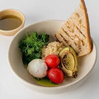 Киноа, яйцо, авокадо в Bistro Pizzateca 9.8