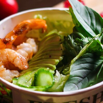 Микс салатов с Креветками, Моцареллой и черри в Капуцин Кирова по цене 560 ₽