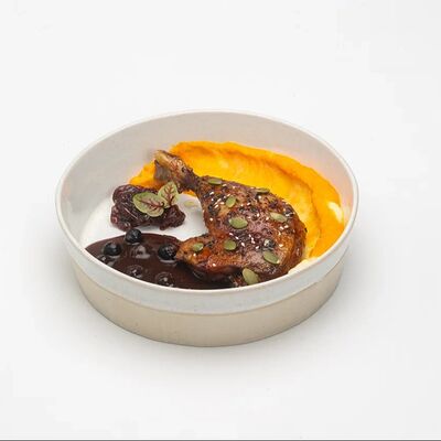 Утиная ножка с луковым конфи и чёрной смородиной в Le dessert по цене 900 ₽